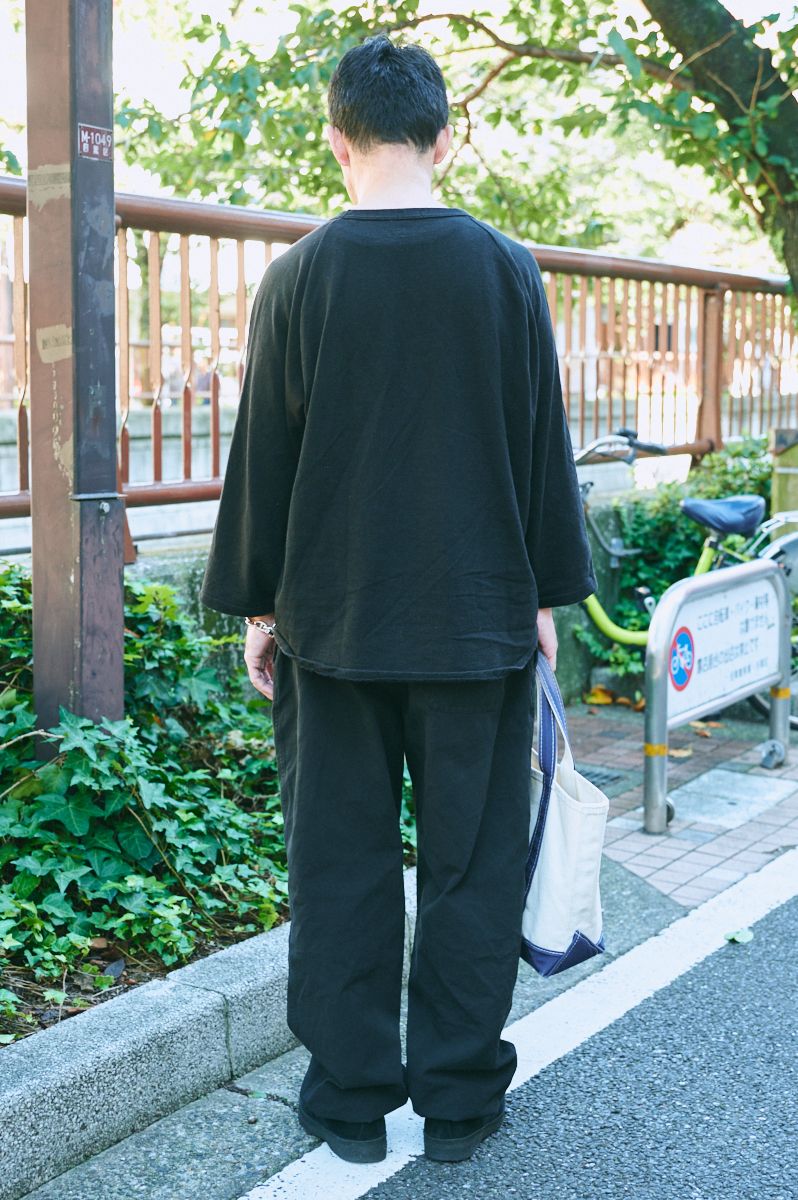 ゆるいオールブラックでcomoliを着こなす 中川 肇 2枚目の写真