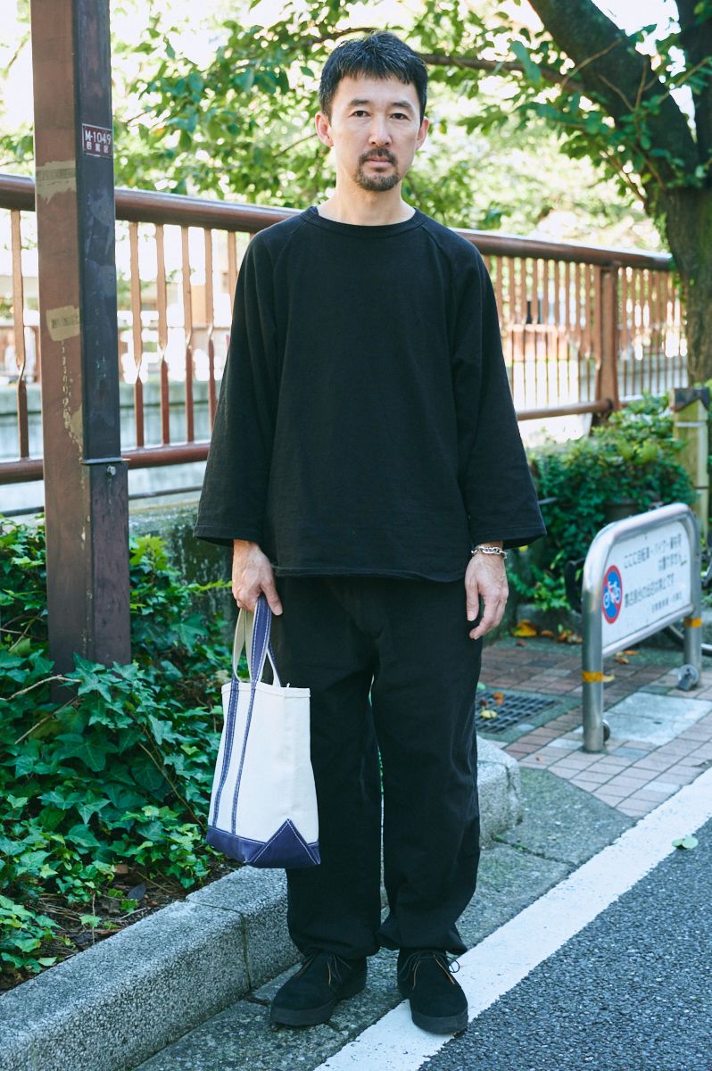 ゆるいオールブラックでcomoliを着こなす 中川 肇