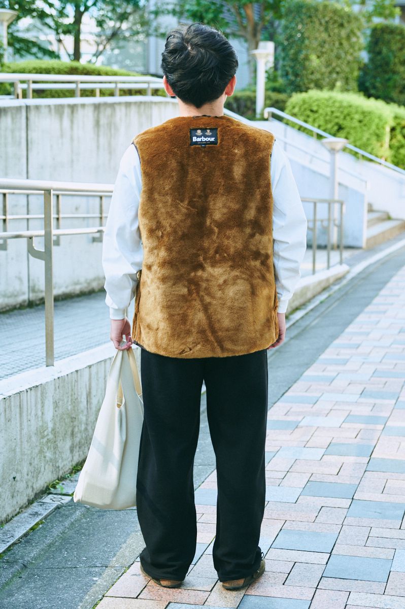 秋コーデの名脇役。バブアーのファーベスト 美間坂征也 3枚目の写真