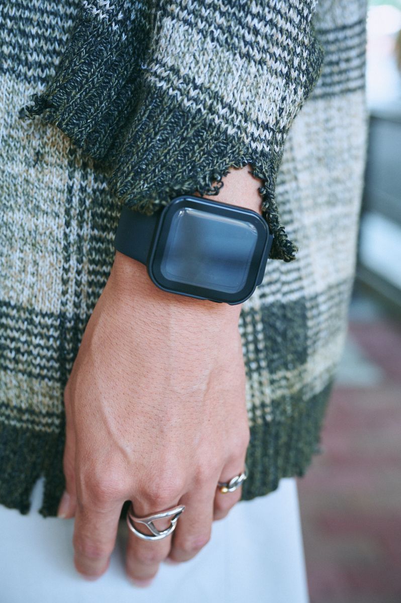 ダメージニットにネオンカラーの差し色巧者 松本 聖 4枚目の写真