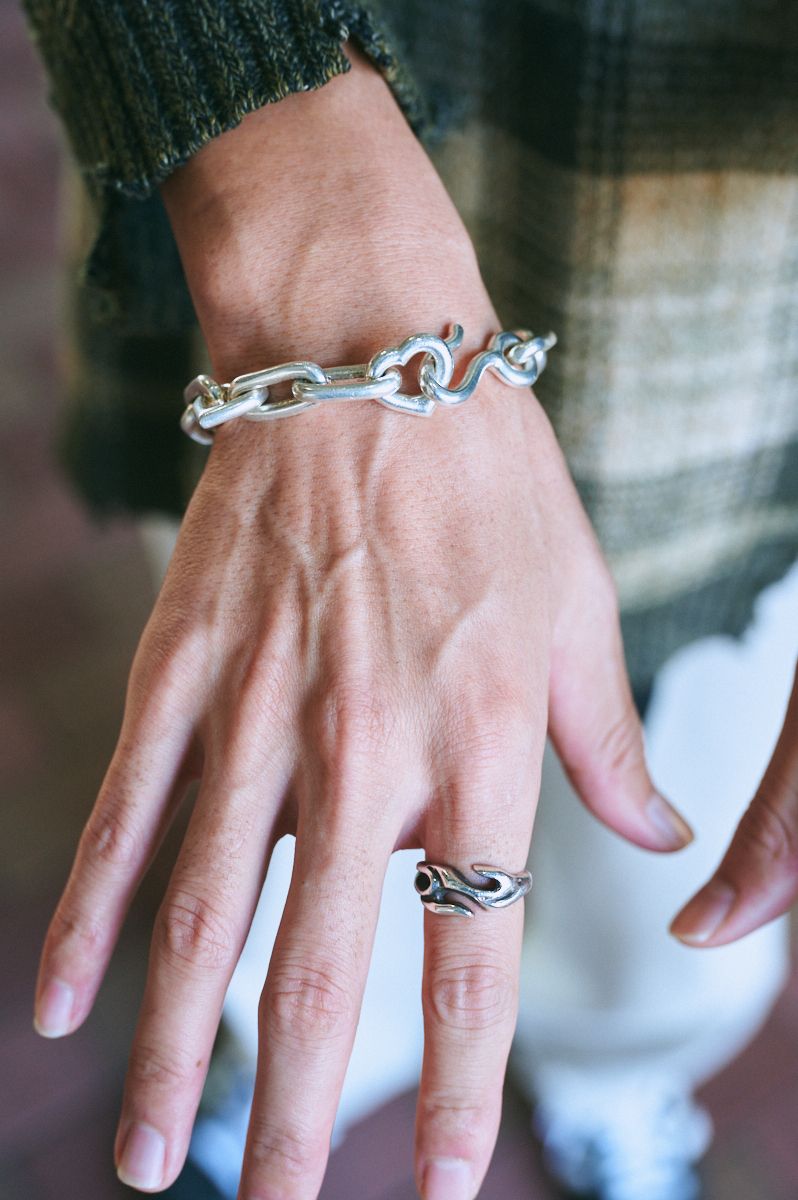 ダメージニットにネオンカラーの差し色巧者 松本 聖 5枚目の写真