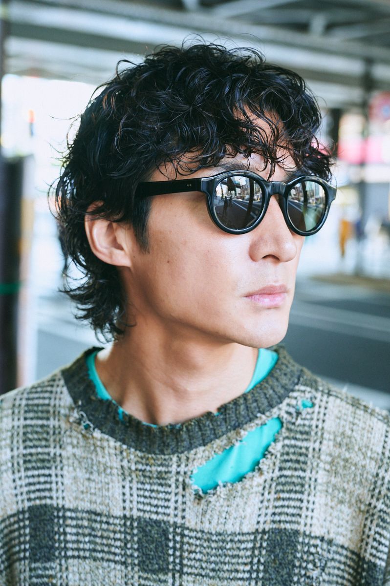 ダメージニットにネオンカラーの差し色巧者 松本 聖 3枚目の写真