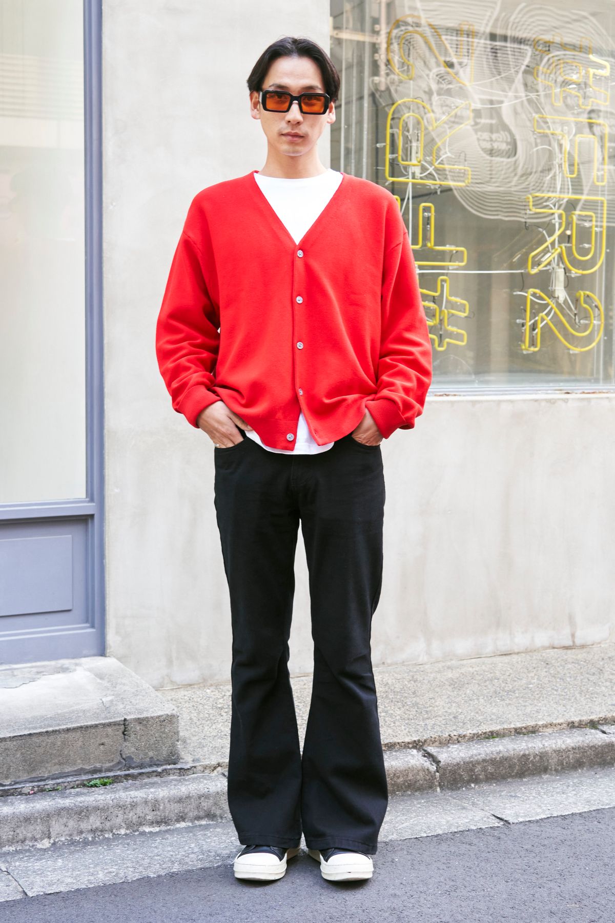 カーディガン、パンツ＝ともに古着　Tシャツ＝ルードボーイルーツ　シューズ＝リックオウエンス　眼鏡、リング＝ともにノーブランド