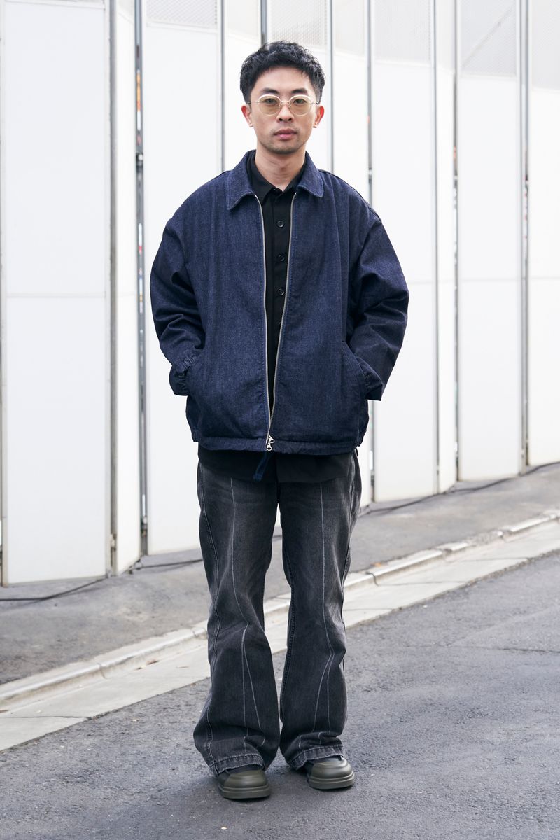 脚長効果も。3Dデニムが生む美シルエット 王