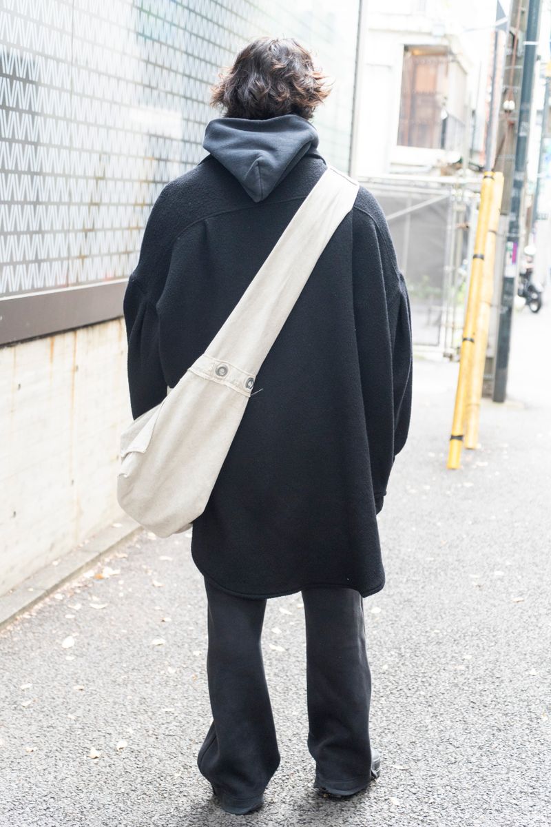 効果覿面。都会のオールブラックに白バッグ 小澤優太 2枚目の写真