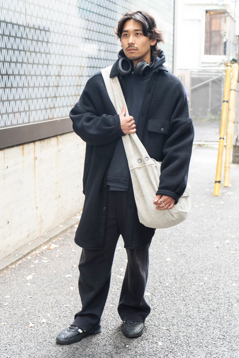 効果覿面。都会のオールブラックに白バッグ 小澤優太