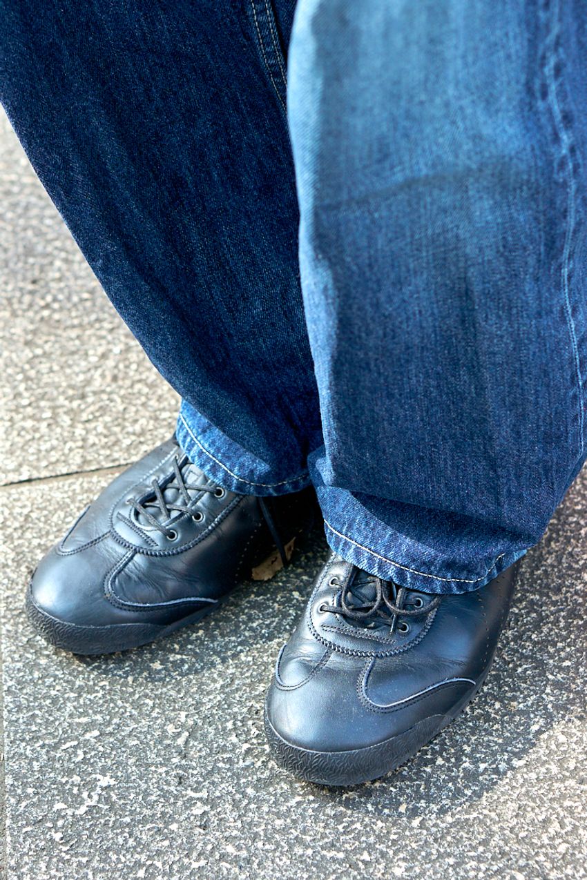 デニム選びのセンスがいい人、「グラフペーパー」愛用率高し！20代＆30代の着こなし好例3選 - 3枚目の画像