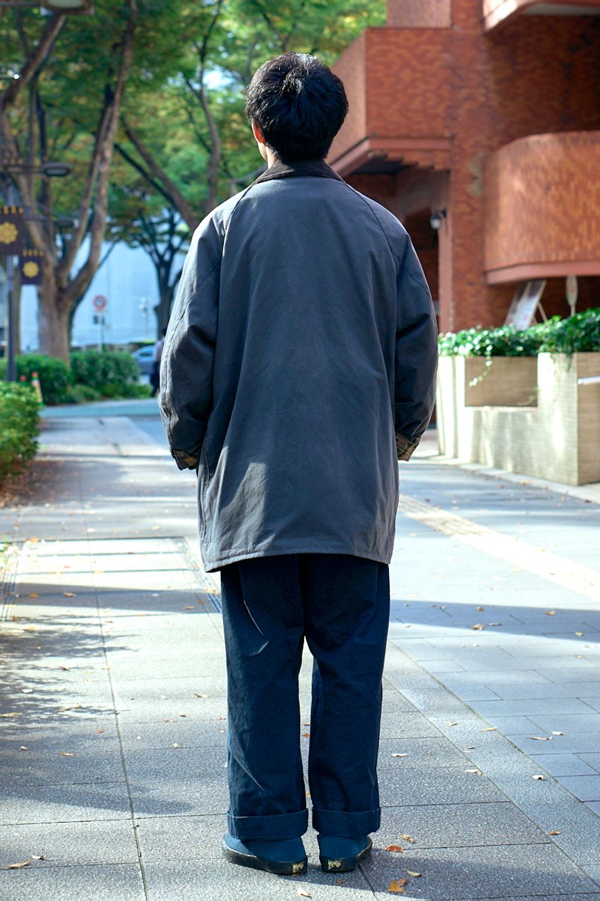 全身ダークトーンの“重さ”回避には「裾からチラッと白見せ」が正解！街の模範解答を3人のスナップで - 7枚目の画像