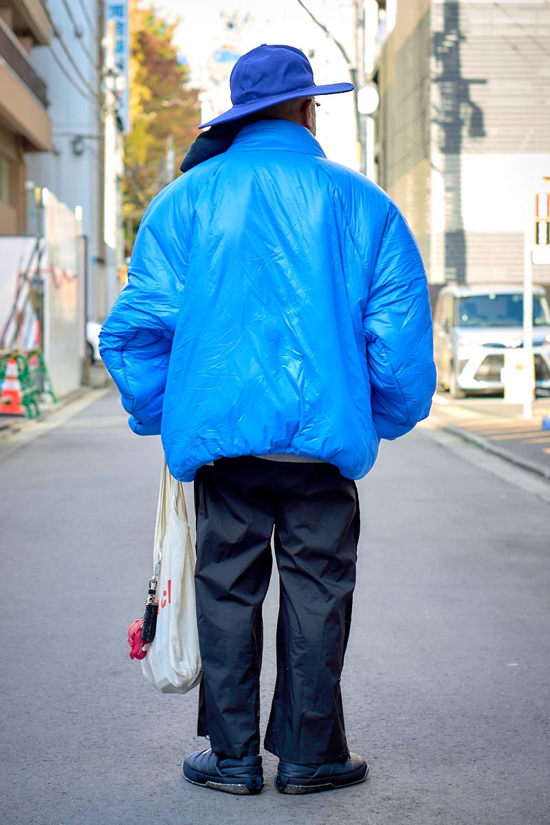 個性派アイテムを束ねるブルーの包容力 笹原康友 2枚目の写真