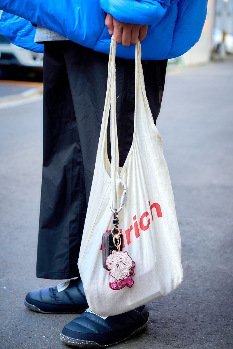 個性派アイテムを束ねるブルーの包容力 笹原康友 6枚目の写真