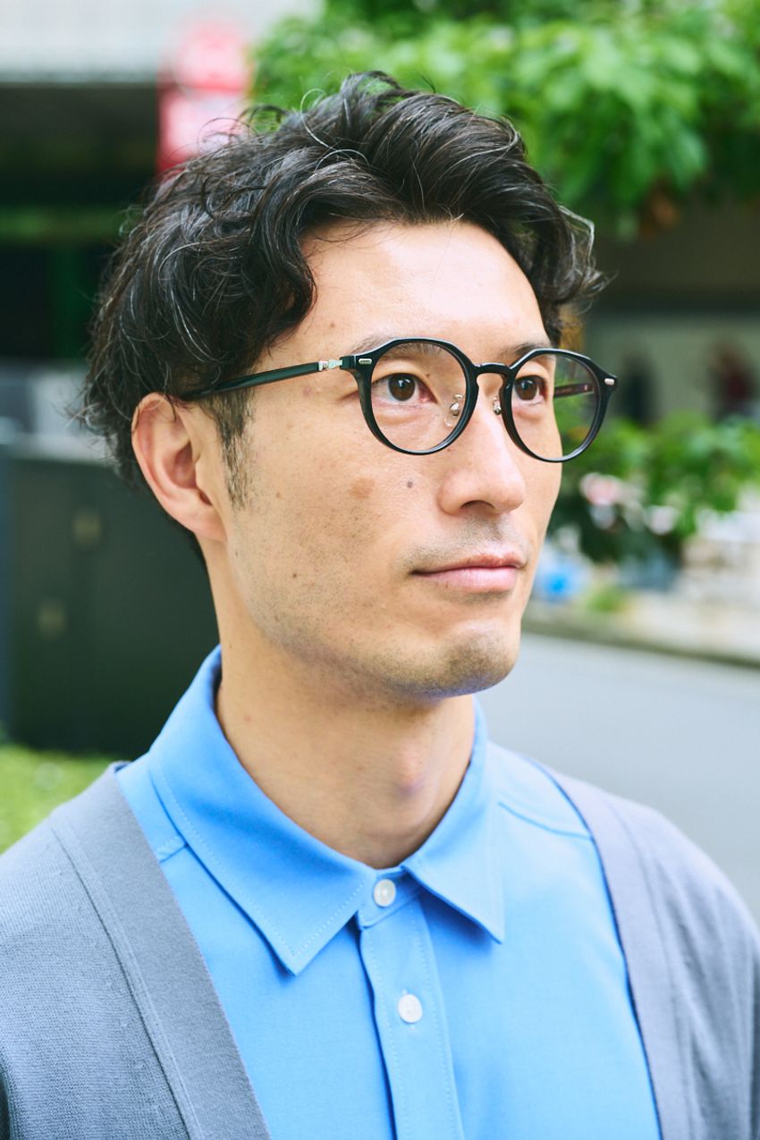 この時季に大活躍！「シャツ＋カーディガン」スタイル。街中でキャッチした洒落者3名の着こなし - 5枚目の画像