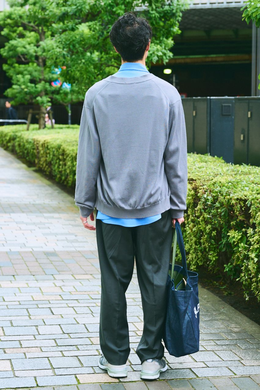 この時季に大活躍！「シャツ＋カーディガン」スタイル。街中でキャッチした洒落者3名の着こなし - 6枚目の画像