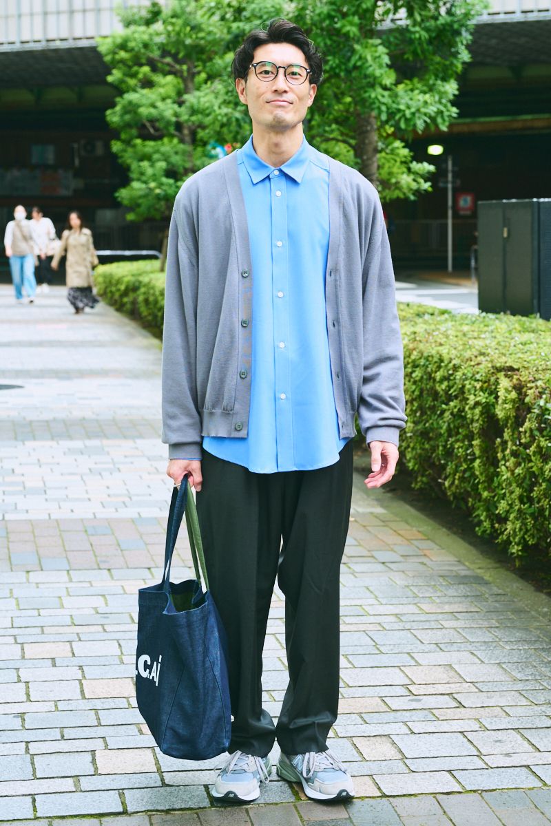 カーディガン ジョンスメドレー  シャツ シノワ  パンツ ジョンスメドレー  シューズ ニューバランス  眼鏡 ゾフ×ユナイテッドアローズ  バッグ サカイ×アーペーセー  腕時計 タグホイヤー  リング トムウッド