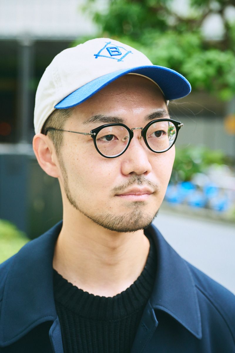 シックな装いにキャップ＆眼鏡でキャラ立ち 小林督幸 3枚目の写真