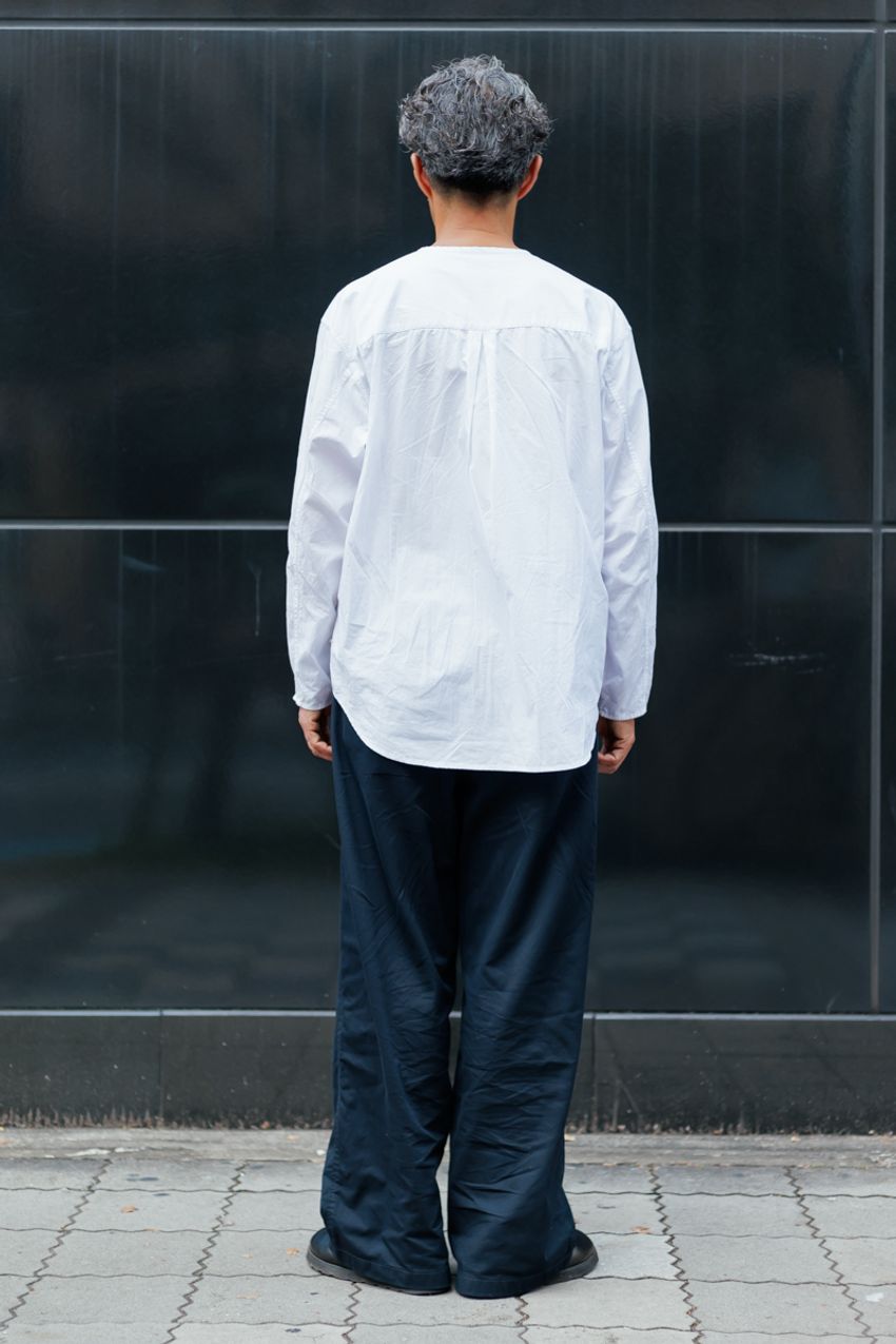 シャツも“プルオーバー”という選択肢を。モノトーン、短パン合わせ……街で見つけた着こなし3選！ - 10枚目の画像