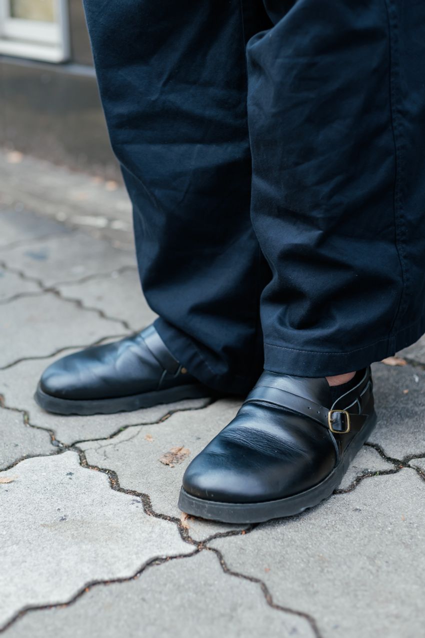 シャツも“プルオーバー”という選択肢を。モノトーン、短パン合わせ……街で見つけた着こなし3選！ - 11枚目の画像