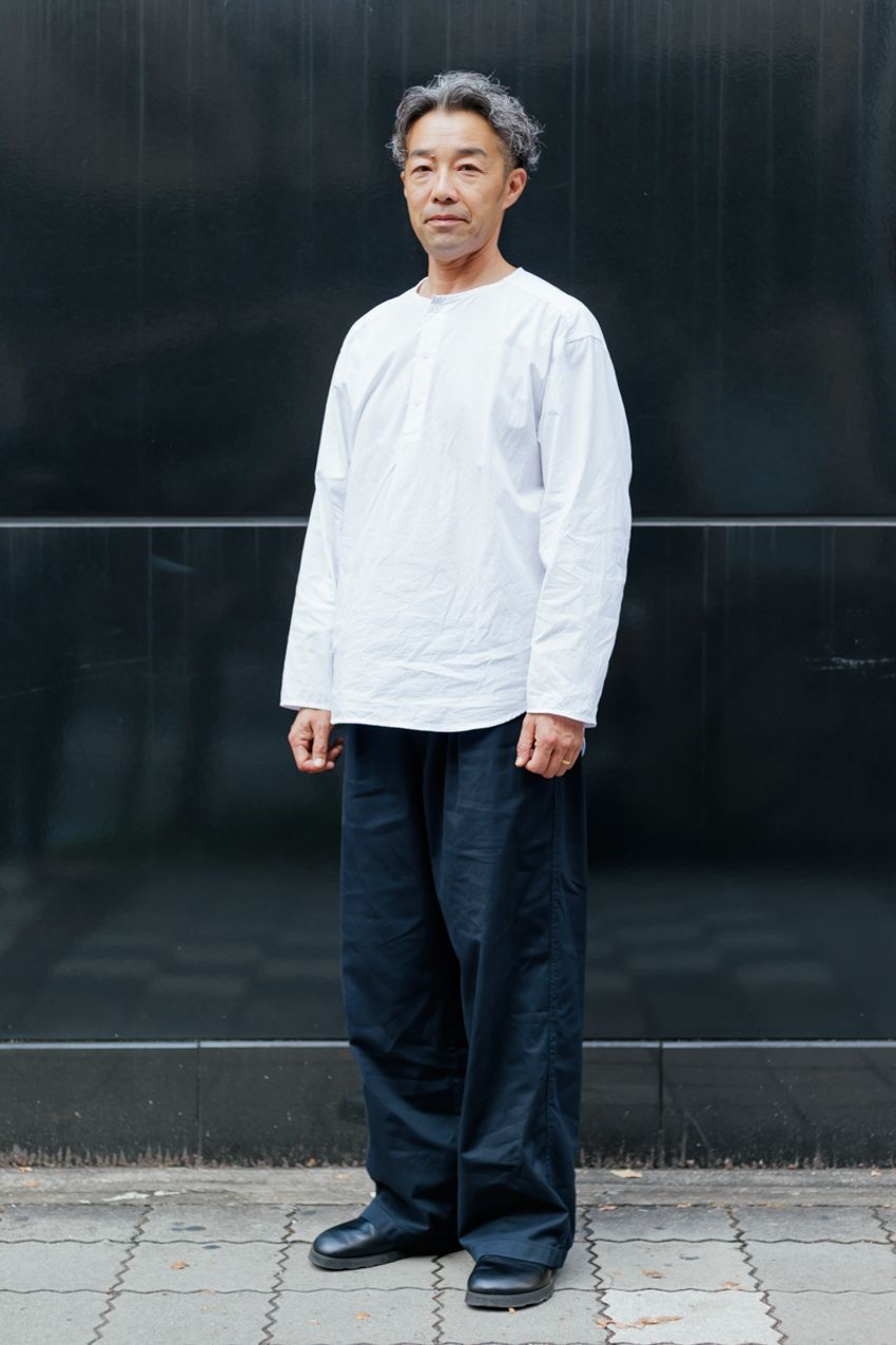 シャツも“プルオーバー”という選択肢を。モノトーン、短パン合わせ……街で見つけた着こなし3選！ - 9枚目の画像