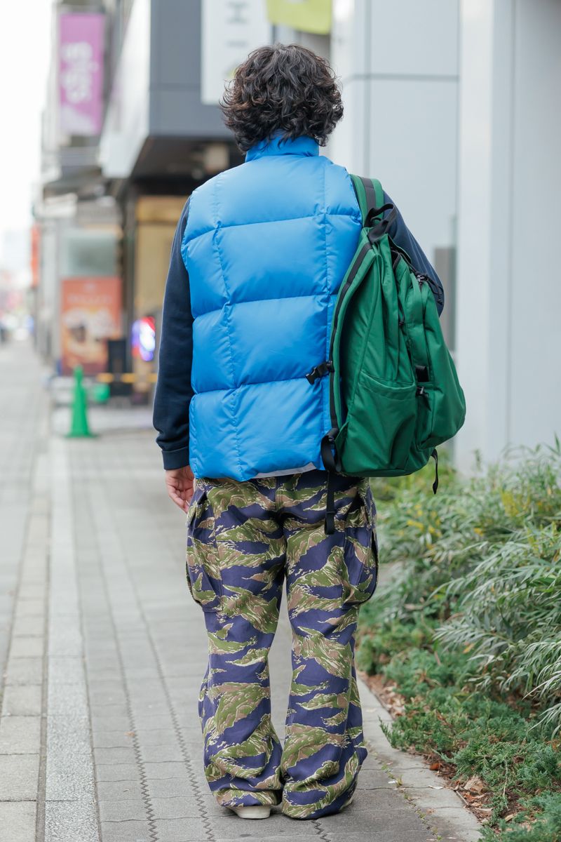 寒色で揃えたダウンベスト＋カーゴパンツ 杉浦司真 2枚目の写真