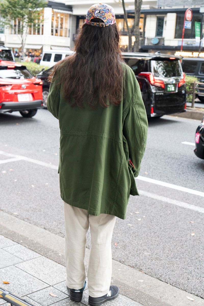 鮮やかなトレーナーが重ね着に奥行きを出す 橋本瑞稀 2枚目の写真