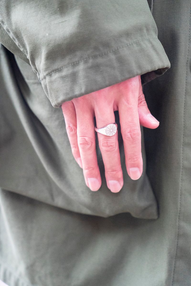 鮮やかなトレーナーが重ね着に奥行きを出す 橋本瑞稀 7枚目の写真