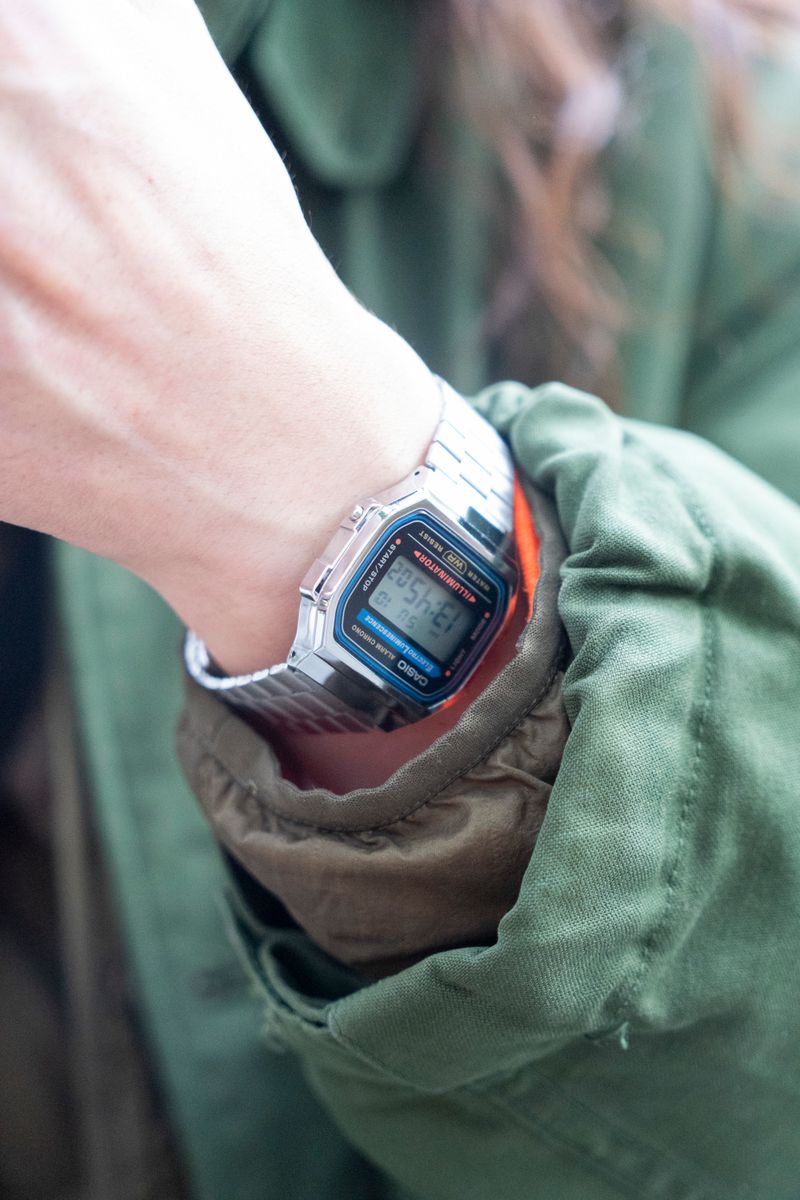 鮮やかなトレーナーが重ね着に奥行きを出す 橋本瑞稀 6枚目の写真