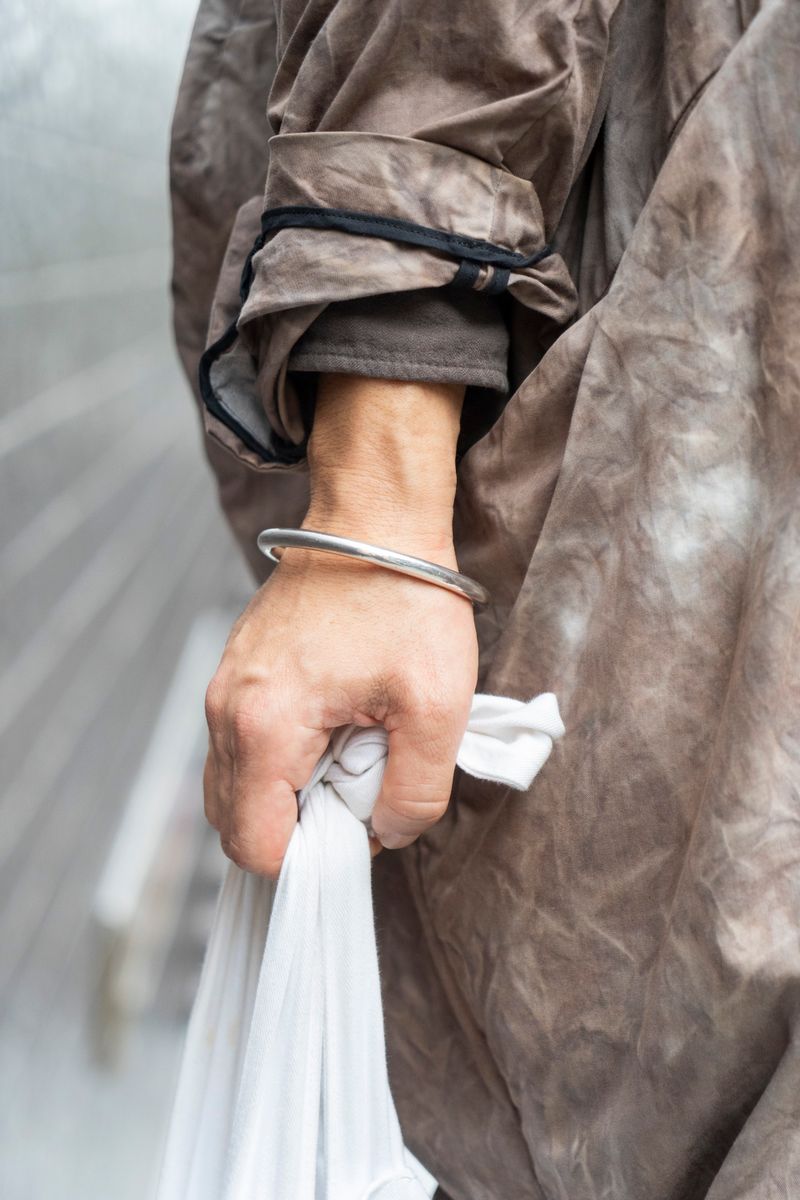 視線を集めるデザイナーズブランドのコート 伊藤州平 5枚目の写真