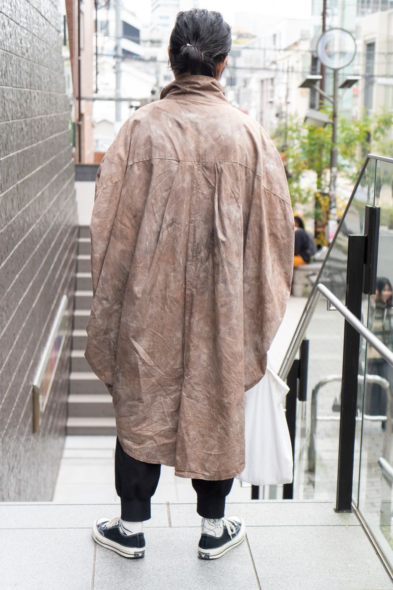 視線を集めるデザイナーズブランドのコート 伊藤州平 2枚目の写真