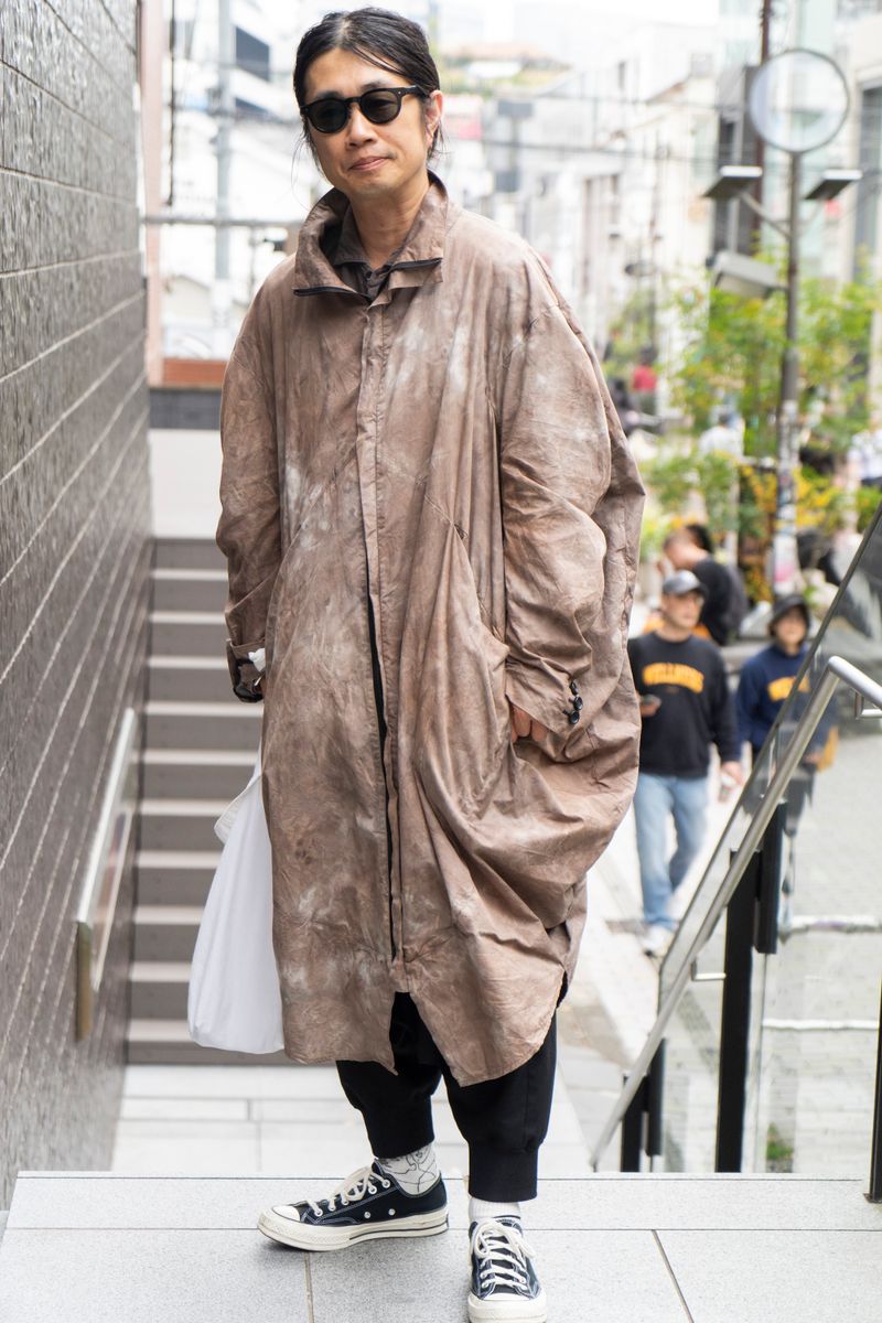 視線を集めるデザイナーズブランドのコート 伊藤州平