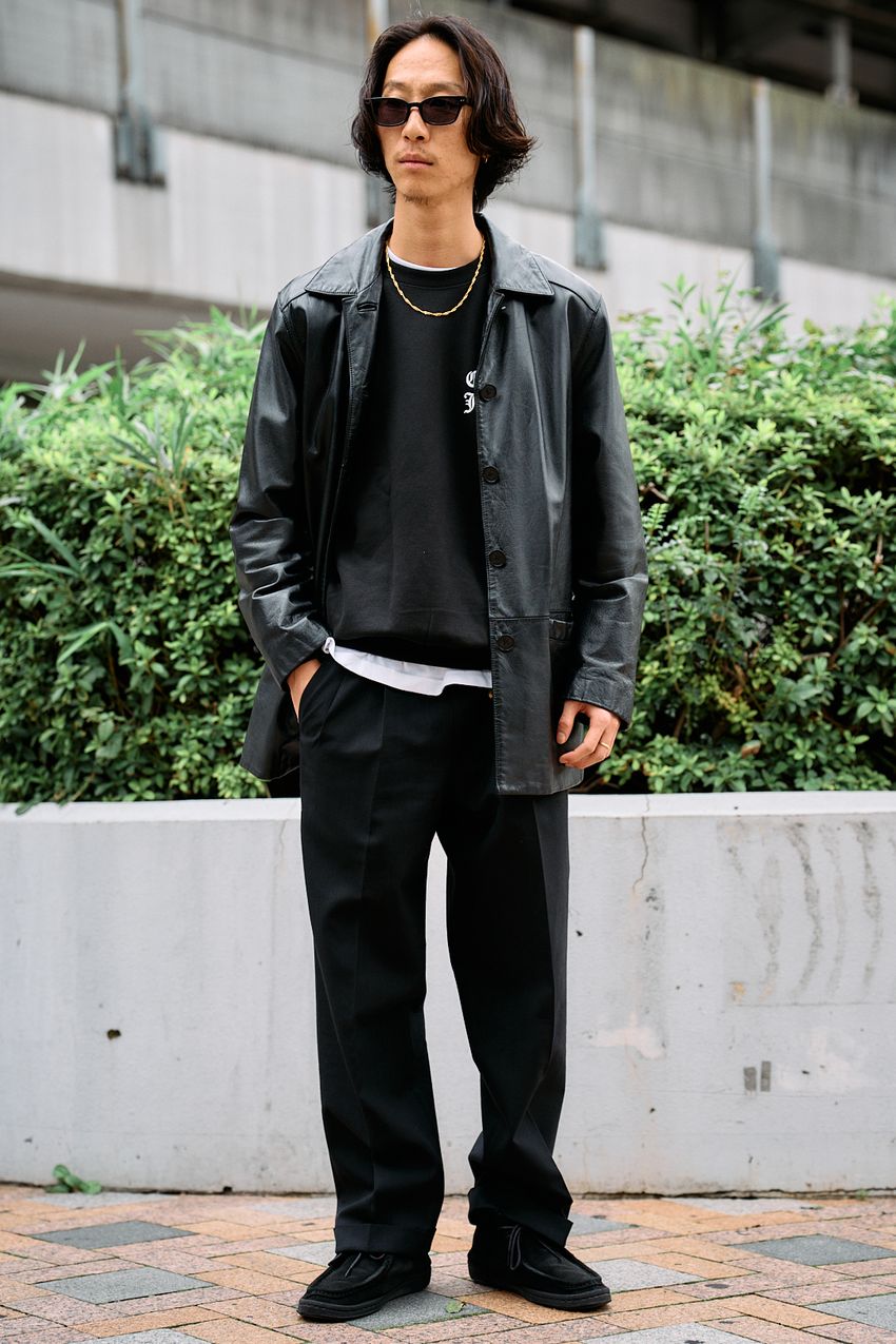 全身ダークトーンの“重さ”回避には「裾からチラッと白見せ」が正解！街の模範解答を3人のスナップで - 3枚目の画像