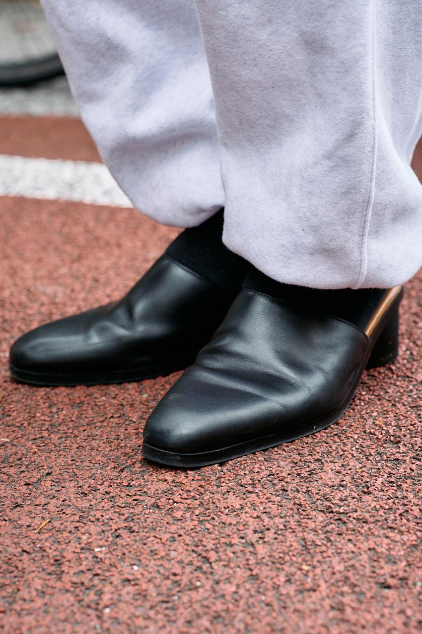 「上下スウェット」だけど洒落てる！着こなしの秘訣はユニクロ使い、レザー合わせ…… - 9枚目の画像