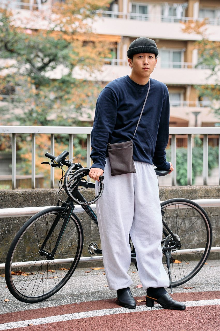 「上下スウェット」だけど洒落てる！着こなしの秘訣はユニクロ使い、レザー合わせ…… - 8枚目の画像