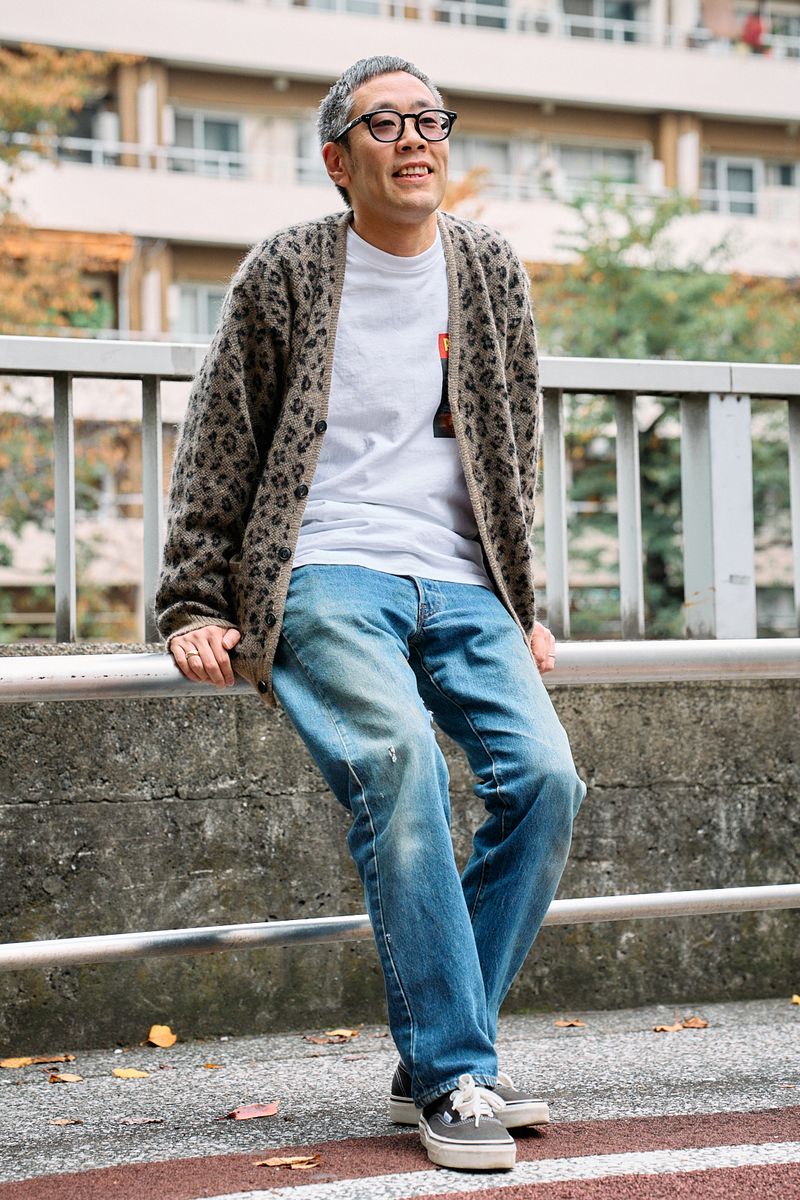 家族みんなカーディガン＆デニムを着用 岡埜文俊 2枚目の写真