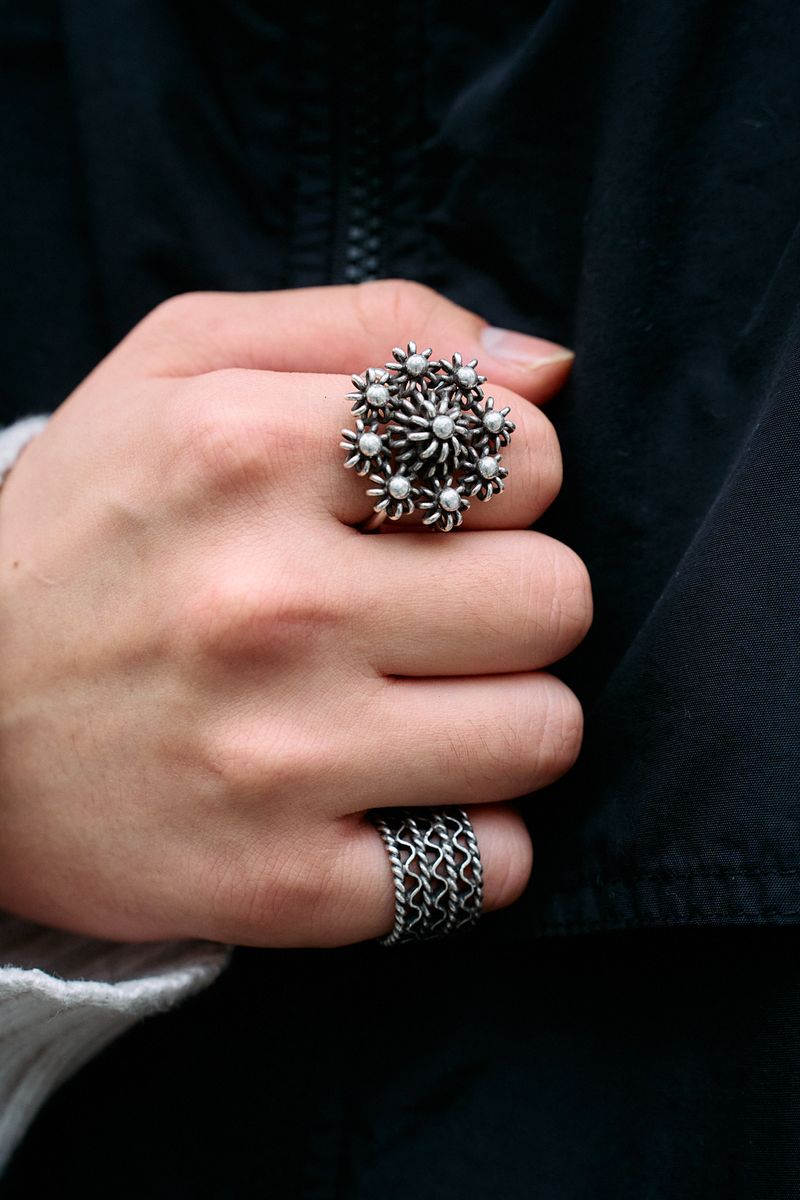 柄パンツはモノクロで揃えれば馴染みやすい 井田京佑 4枚目の写真