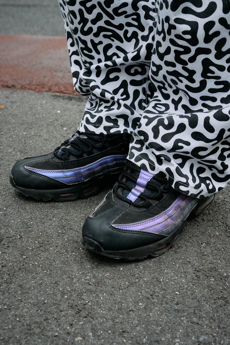 柄パンツはモノクロで揃えれば馴染みやすい 井田京佑 5枚目の写真