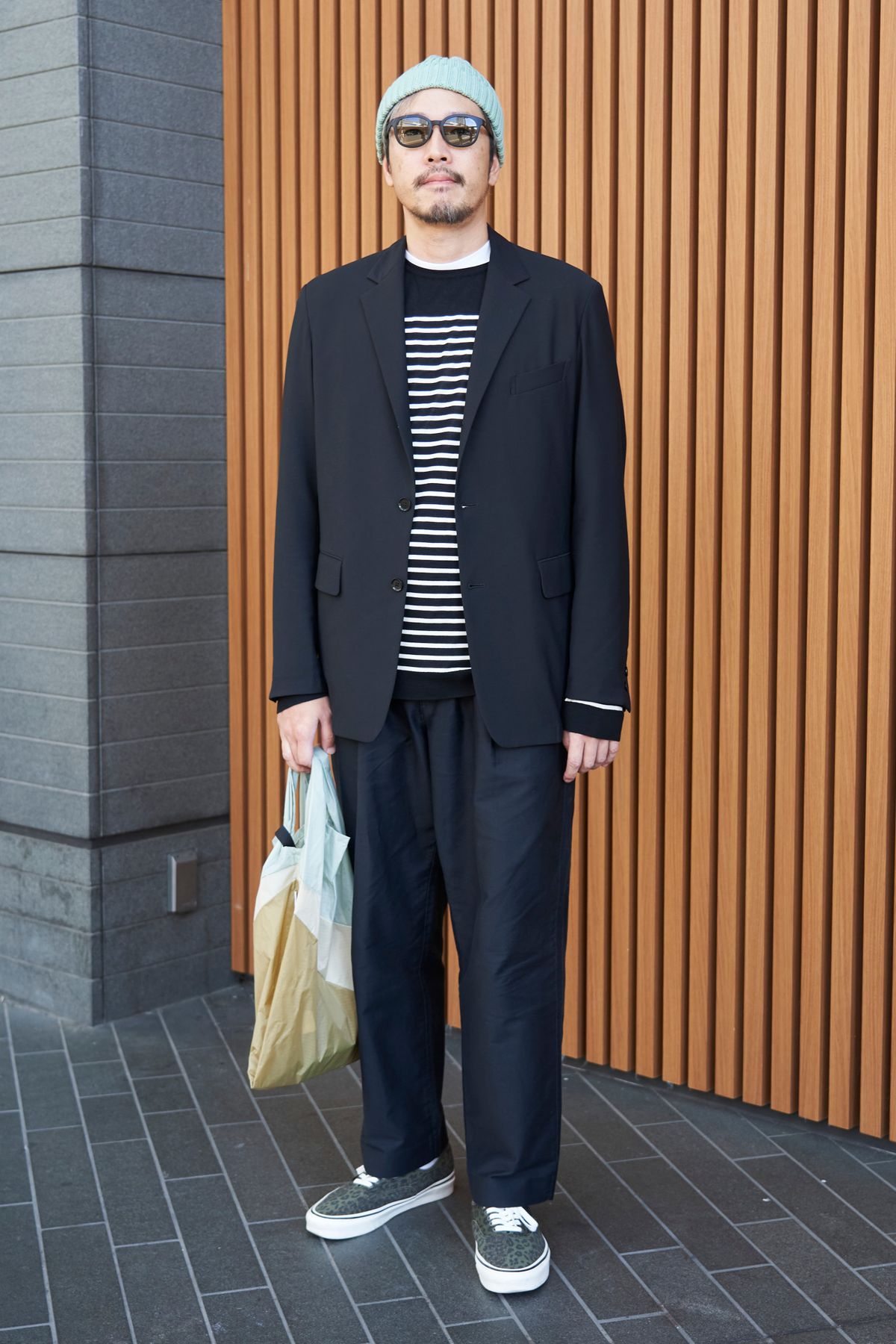 ジャケット グッドピープルグッドステッチンググッドプロダクト  ニット バトナー  パンツ ユニクロ  シューズ ヴァンズ  帽子 ビューティアンドユースユナイテッドアローズ  眼鏡 オズニス  バッグ スーザンベル