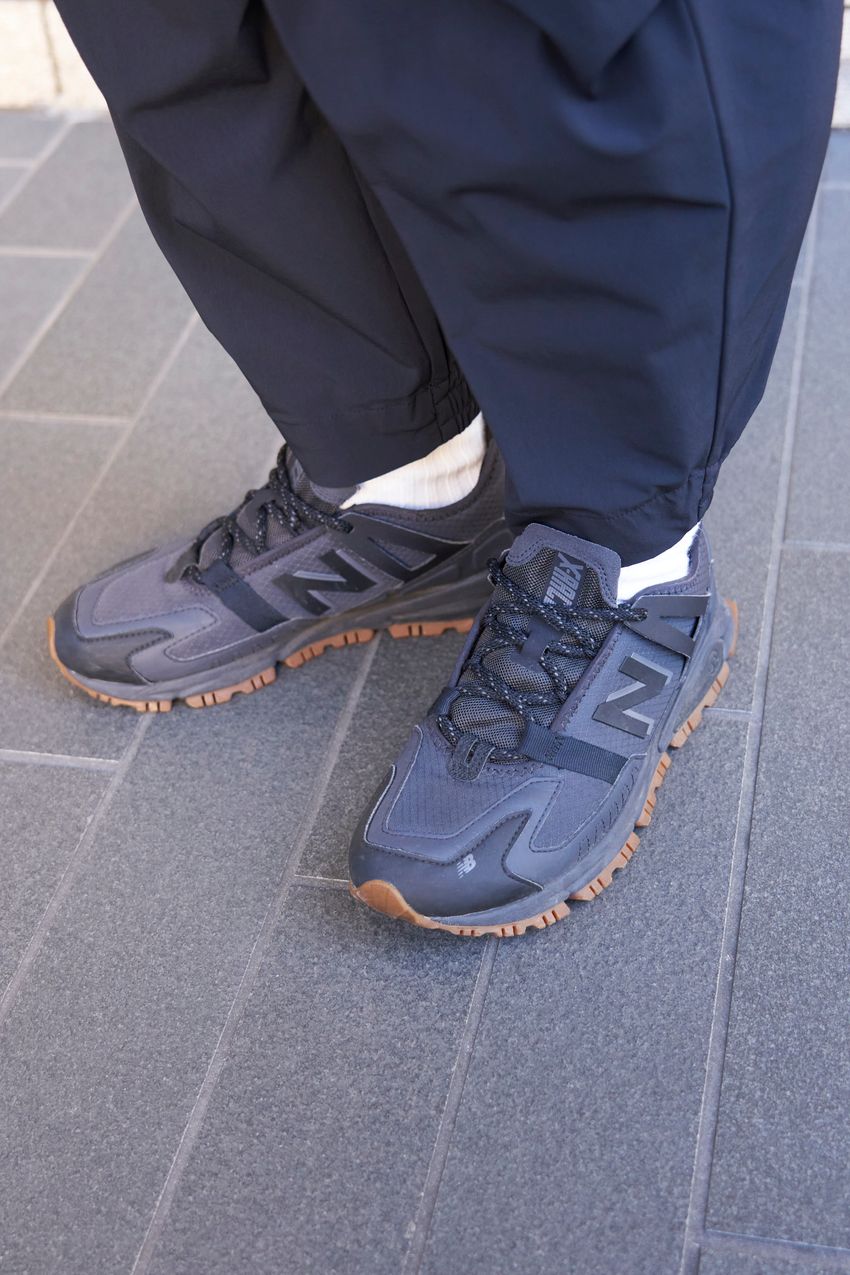 冬コーデの“抜け感”づくりに「裾絞りパンツ」という処方箋。足元を軽快に見せた3人をスナップで - 2枚目の画像