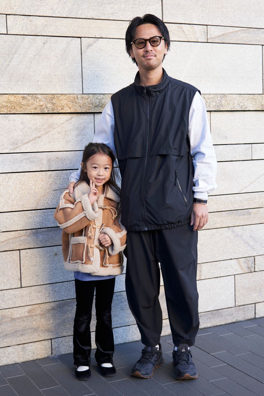 冬コーデの“抜け感”づくりに「裾絞りパンツ」という処方箋。足元を軽快に見せた3人をスナップで - 1枚目の画像