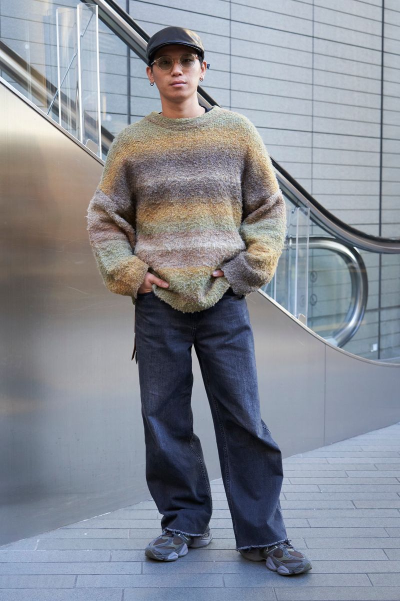 季節を感じるグラデーションカラーのニット 恭介