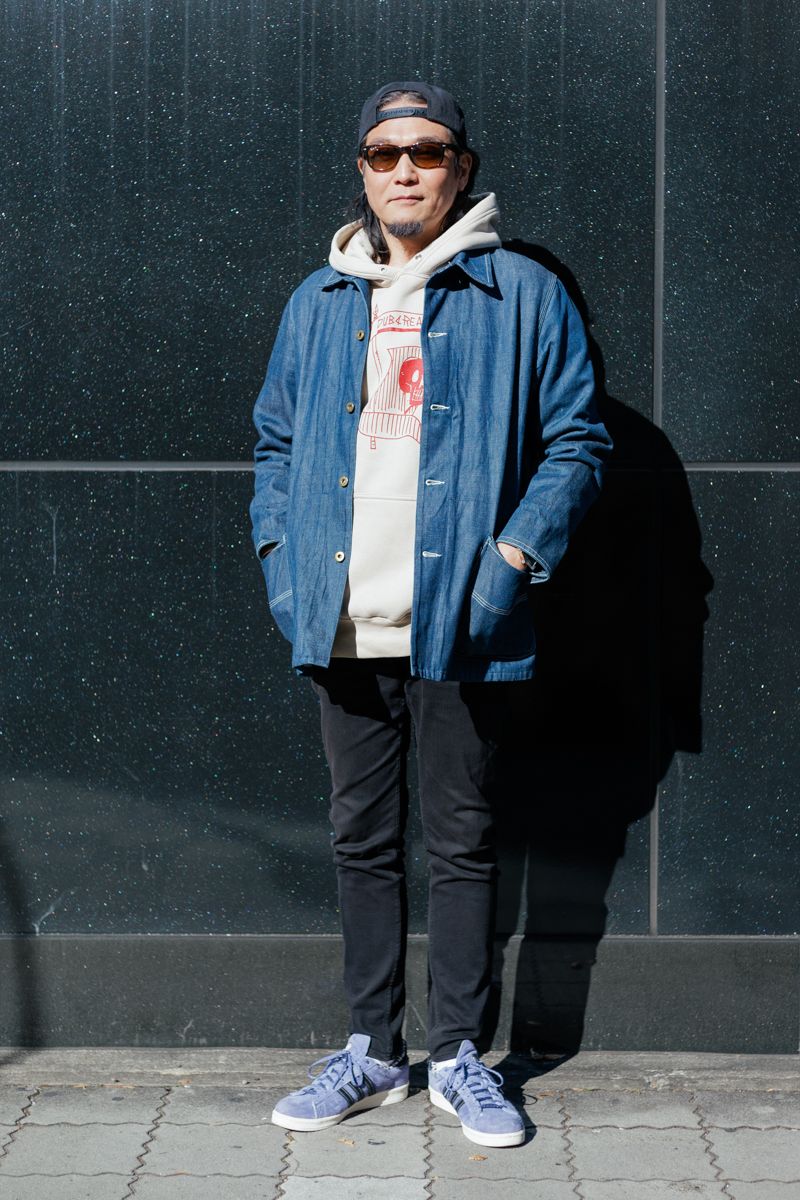 晩秋こそデニムカバーオールの出番 海沼秀弥 2枚目の写真