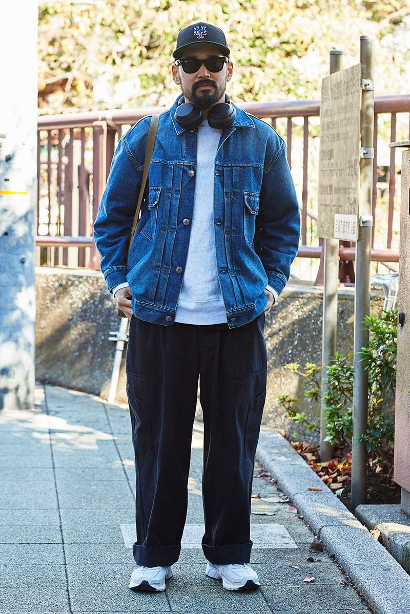 ジャケット=ハイク スウェット=チャンピオン パンツ=アプレッセ サングラス=レイバン スニーカー=ナイキ