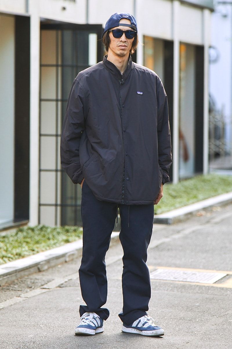 シンプルコーデに青で変化を TOMO
