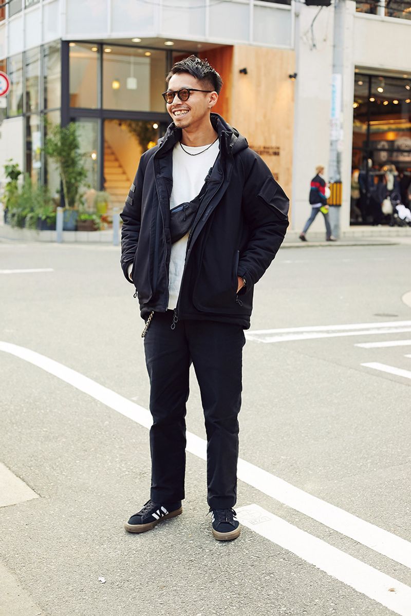 オールブラックに変化を。ボディバッグでこんなに軽やかに！ 大石亮介