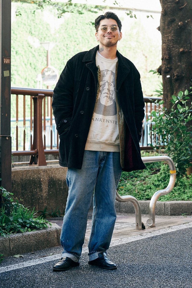 大ぶりなアウターとデニムを引き締めるコインローファー 氏家興志