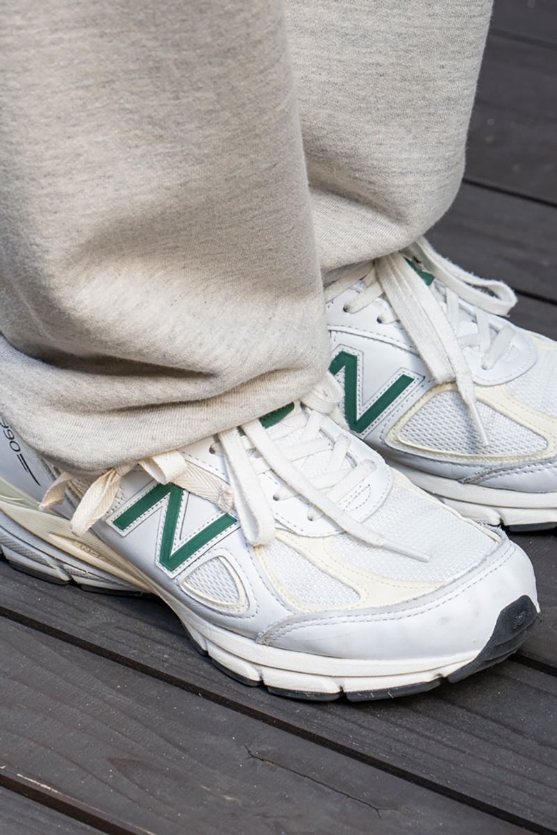 重めのアウターも明色パンツ＋シューズで軽やかに 辛島徹臣 2枚目の写真