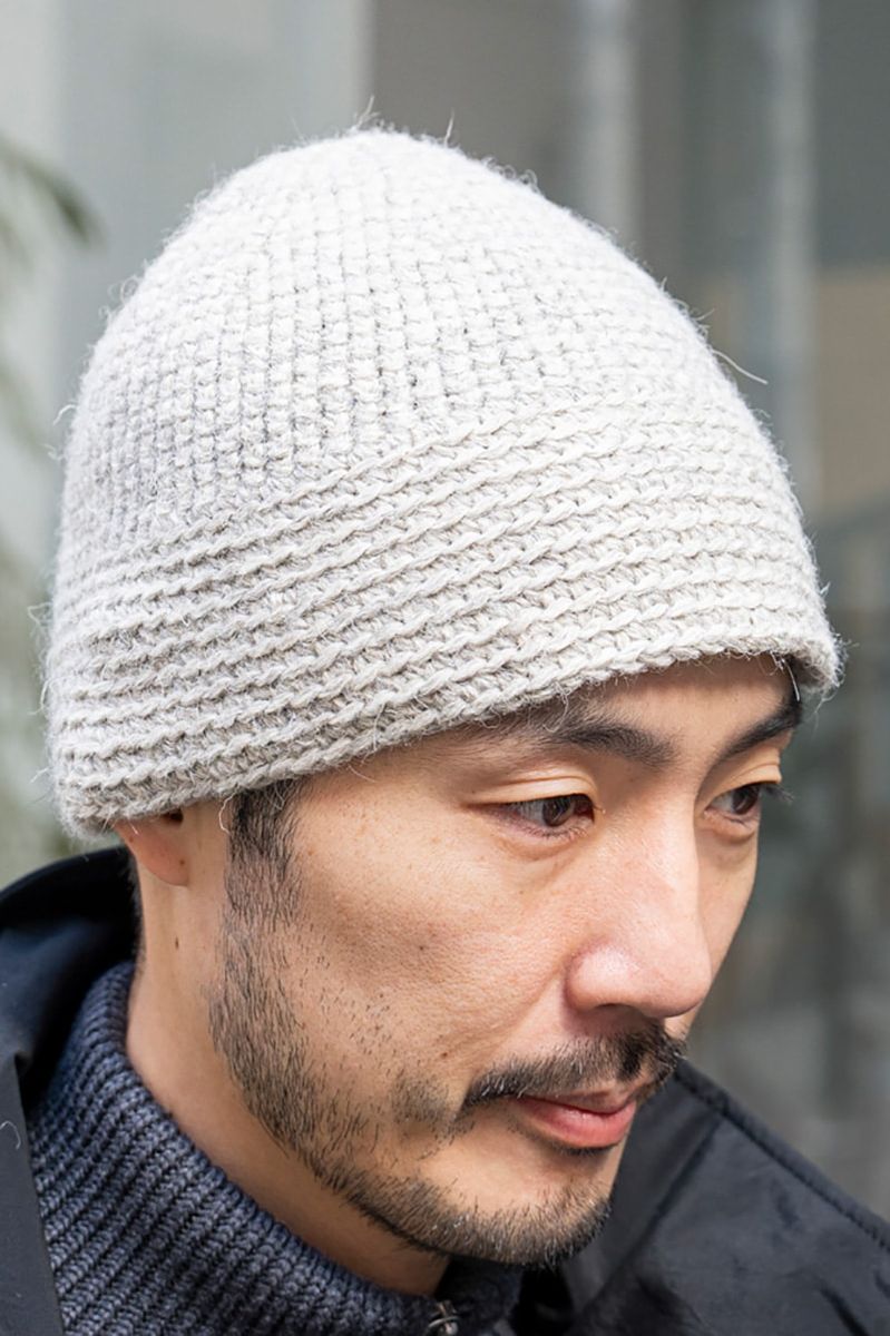 重めのアウターも明色パンツ＋シューズで軽やかに 辛島徹臣 3枚目の写真