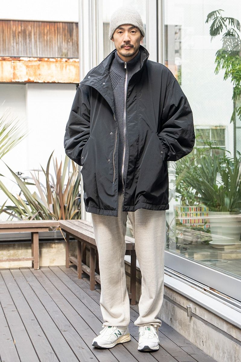 重めのアウターも明色パンツ＋シューズで軽やかに 辛島徹臣