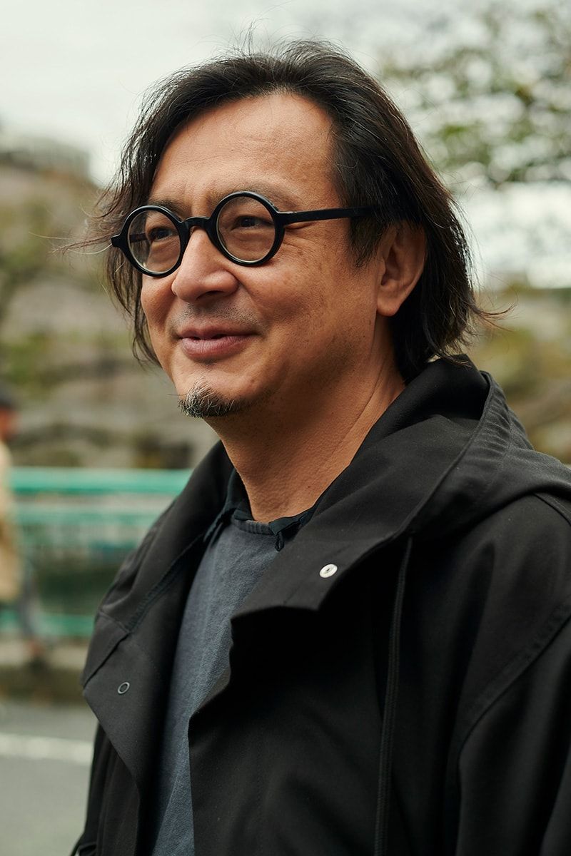 真っ黒でも軽やかなワケは、白スニーカーとパンツの九分丈 有田昌史 3枚目の写真