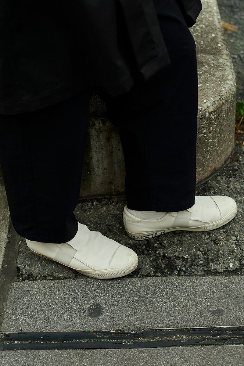 真っ黒でも軽やかなワケは、白スニーカーとパンツの九分丈 有田昌史 5枚目の写真