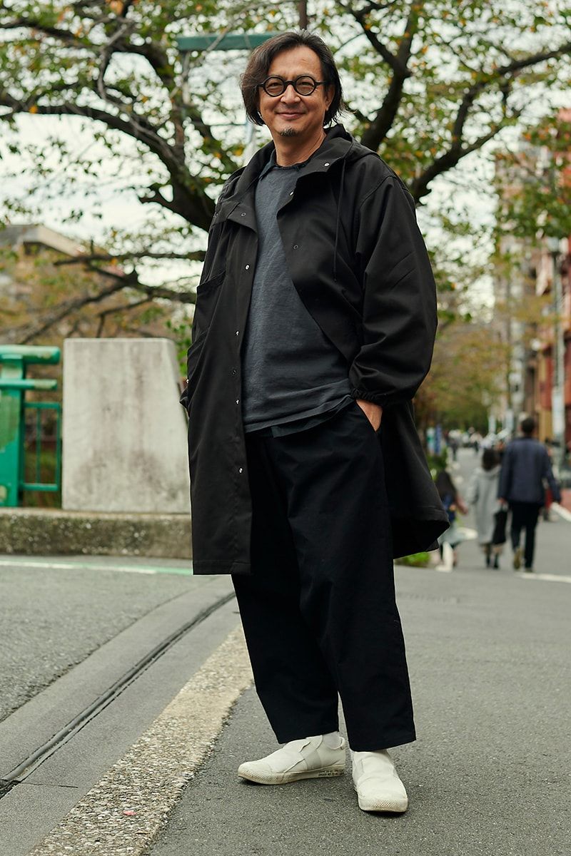 真っ黒でも軽やかなワケは、白スニーカーとパンツの九分丈 有田昌史