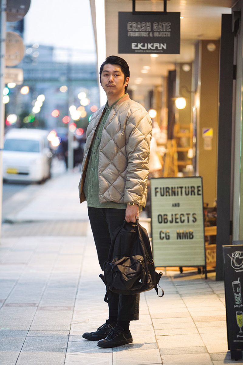 ベージュのダウンを黒で引き締め。大人なスタイリング 古家幸樹